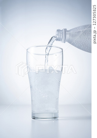 冷たいサイダーを注ぐ 127305825