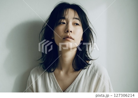 物思いにふける女性のポートレート、柔らかな自然光の中で 物思いにふける女性のポートレート、柔らかな自然光の中で 127306214