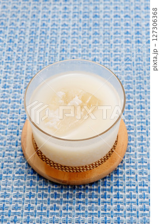 良く冷えた甘酒 良く冷えた甘酒 127306368