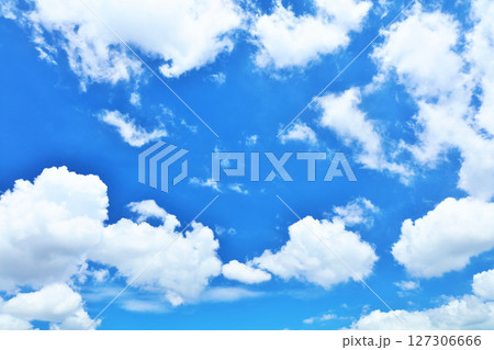 夏の青空と雲 127306666