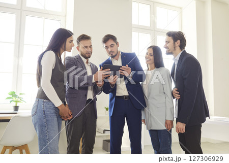 Focused serious business man team leader, coach mentoring, talking to diverse business people 127306929