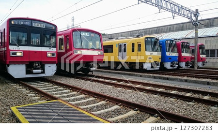 車両基地に停車する京急電車 127307283