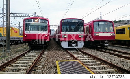 車両基地で並ぶ京急電車 車両基地で並ぶ京急電車 127307284