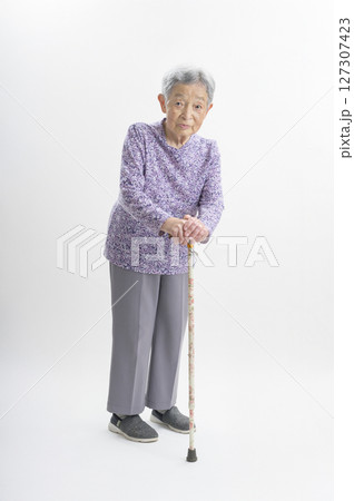 89歳のおばあさん 127307423