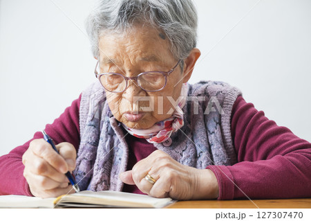 日記を書く89歳のおばあさん 日記を書く89歳のおばあさん 127307470