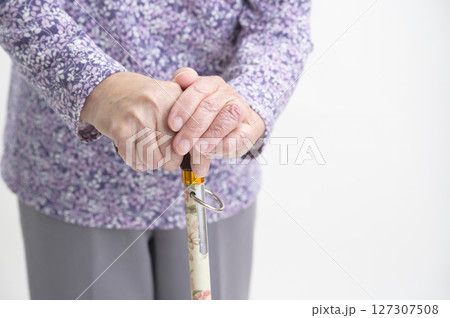 杖を持つおばあさんの手元 杖を持つおばあさんの手元 127307508
