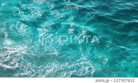 ターコイズブルーに輝く穏やかな海面 ターコイズブルーに輝く穏やかな海面 127307612