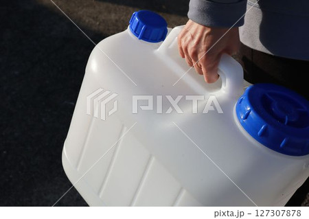 ポリタンクを持つところ ポリタンクを持つところ 127307878