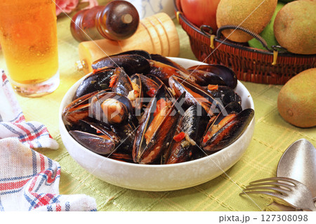 Mussels in cream cheese sauce and garlic. Mussels in cream cheese sauce and garlic. 127308098