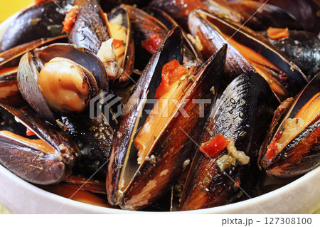 Mussels in cream cheese sauce and garlic. Mussels in cream cheese sauce and garlic. 127308100