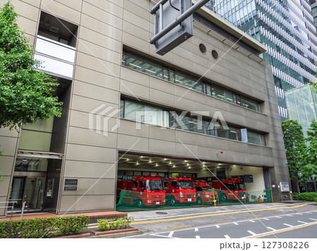 消防署に並ぶ消防車（東京消防庁 丸の内消防署） 127308226