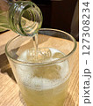 飲み物を注ぐところ 127308234