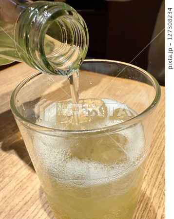 飲み物を注ぐところ 127308234