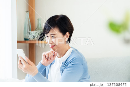 スマホでビデオ通話する中高年女性 127308475