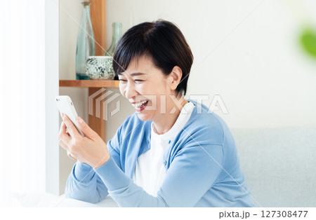 スマホでビデオ通話する中高年女性 127308477