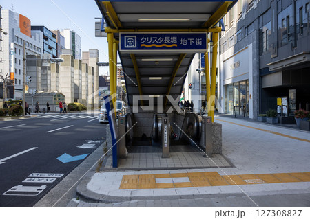 大阪／クリスタ長堀の地下街に降りるエスカレーター（2025年2月撮影） 127308827