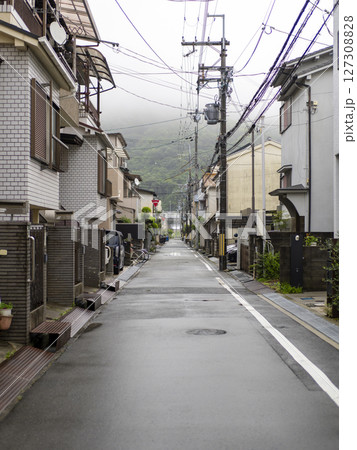 雨の日の住宅密集地 127308828