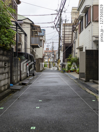 雨の日の住宅密集地 127308829