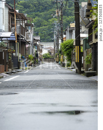 雨の日の住宅密集地 127308835