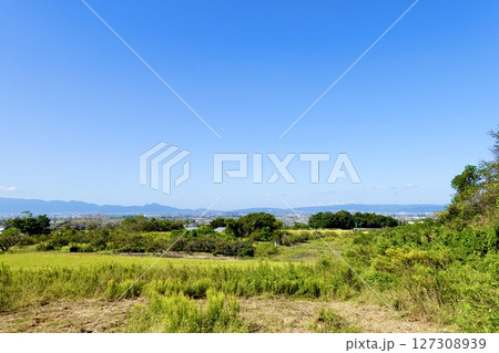 山の辺の道（やまのべのみち）　草っぱら越しに奈良盆地を見晴らした風景　奈良県桜井市 127308939
