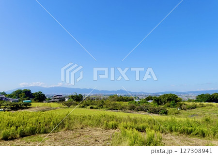 山の辺の道（やまのべのみち）　草っぱら越しに奈良盆地を見晴らした風景　奈良県桜井市 127308941