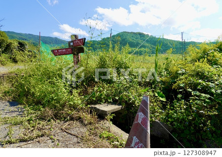 山の辺の道（やまのべのみち）　崇神天皇陵と景行天皇陵への分岐の道標がある風景　奈良県桜井市 127308947