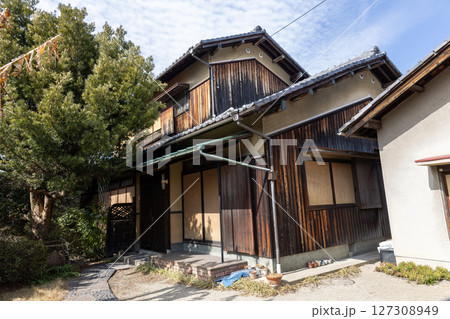 木造の古い空家 127308949