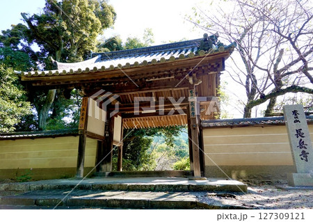 山の辺の道（やまのべのみち）　長岳寺 大門の風景　奈良県天理市 127309121