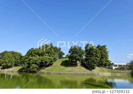 山の辺の道(やまのべのみち) JR柳本駅付近の黒塚古墳の風景 奈良県天理市 山の辺の道(やまのべのみち) JR柳本駅付近の黒塚古墳の風景 奈良県天理市 127309132