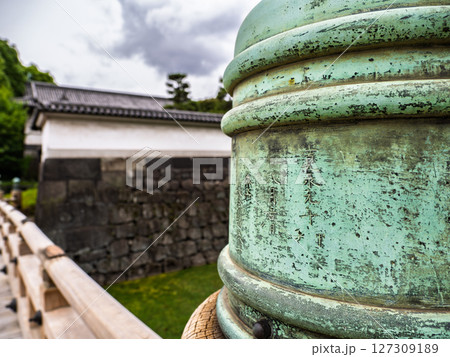 江戸城跡・平川橋の欄干にある江戸時代の擬宝珠と当時刻印された文字 127309189