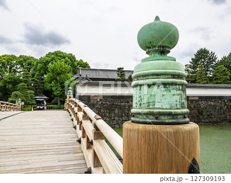 江戸城跡・平川橋の欄干にある江戸時代の擬宝珠と当時刻印された文字 江戸城跡・平川橋の欄干にある江戸時代の擬宝珠と当時刻印された文字 127309193