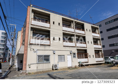 日本の古い集合住宅 127309323