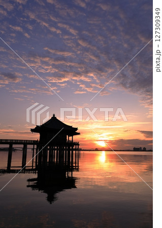 朝焼けの琵琶湖に浮かぶ浮見堂 朝焼けの琵琶湖に浮かぶ浮見堂 127309349