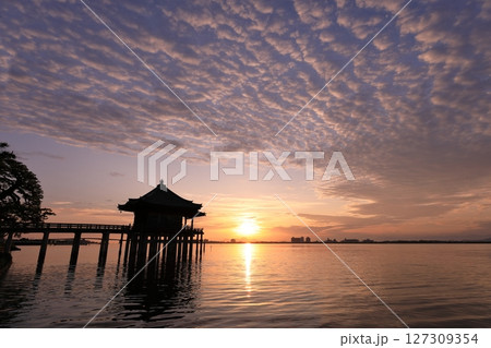 赤く染まる琵琶湖の浮御堂 127309354