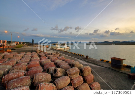 タコツボが山積みされている安芸津港 (東広島市) 127309502