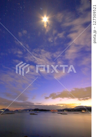 月と瀬戸内海 127309521