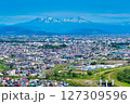 大雪山と旭川市の街並み 127309596