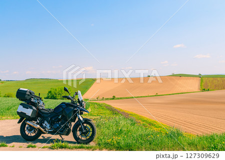 美瑛の畑とオートバイのある風景 127309629