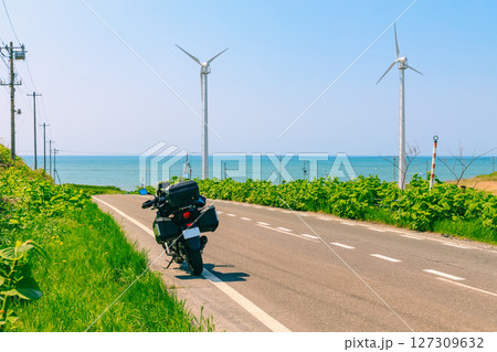 北海道の海と風車とバイク 127309632