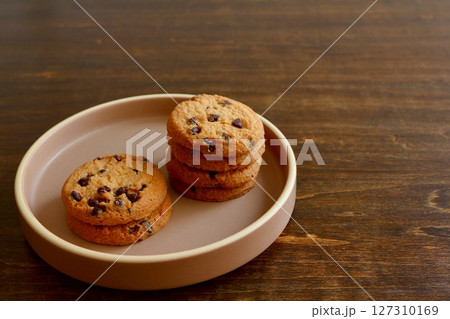 積み重ねたチョコチップクッキー 127310169