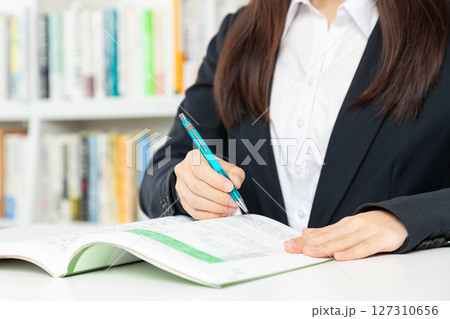 勉強をする社会人の手元02 勉強をする社会人の手元02 127310656