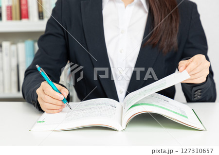 勉強をする社会人の手元01 勉強をする社会人の手元01 127310657