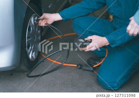 自動車整備士のタイヤ空気圧点検 127311098