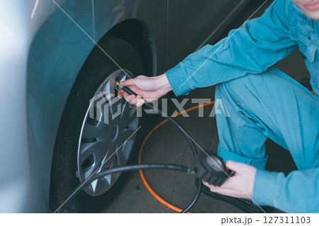 自動車整備士のタイヤ空気圧点検 127311103