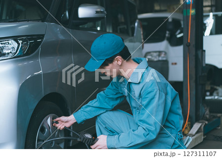 自動車整備士のタイヤ空気圧点検 127311107