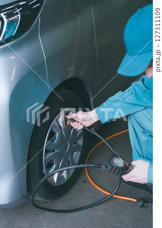 自動車整備士のタイヤ空気圧点検 自動車整備士のタイヤ空気圧点検 127311109