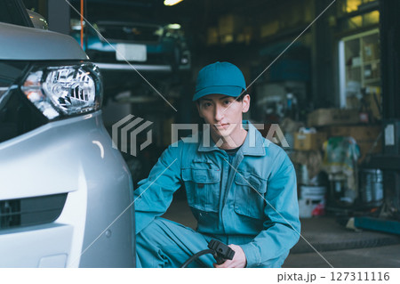 自動車整備士のタイヤ空気圧点検 127311116