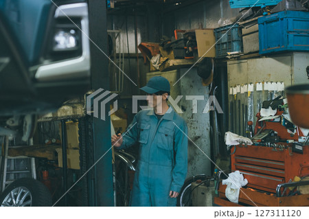 若い自動車整備士 127311120