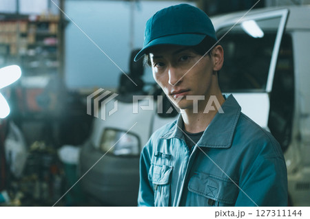 若い自動車整備士 127311144