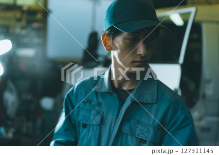 若い自動車整備士 若い自動車整備士 127311145